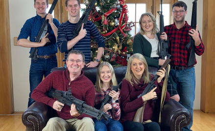Kongresmen pozował do świątecznego zdjęcia wraz z rodziną - i z bronią
