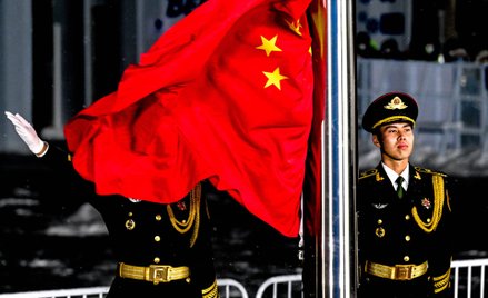 Chińscy żołnierze podczas wciągania na masz flagi