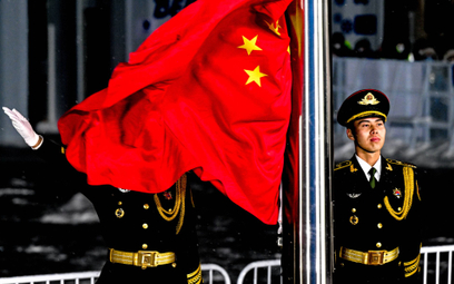 Chińscy żołnierze podczas wciągania na masz flagi