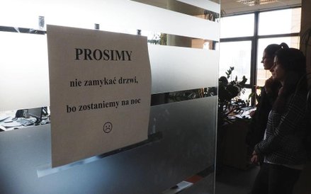 Tajemniczy apel na drzwiach pokoju działu handlowego