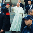 Pożegnanie: kardynał Stanisław Dziwisz i papież Franciszek przed krakowską kurią podczas Światowych 