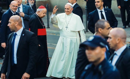 Pożegnanie: kardynał Stanisław Dziwisz i papież Franciszek przed krakowską kurią podczas Światowych 