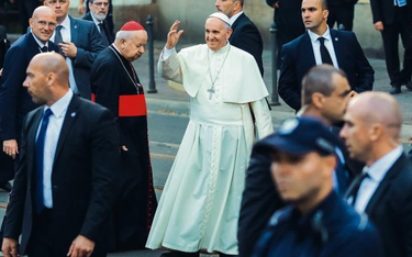 Pożegnanie: kardynał Stanisław Dziwisz i papież Franciszek przed krakowską kurią podczas Światowych 