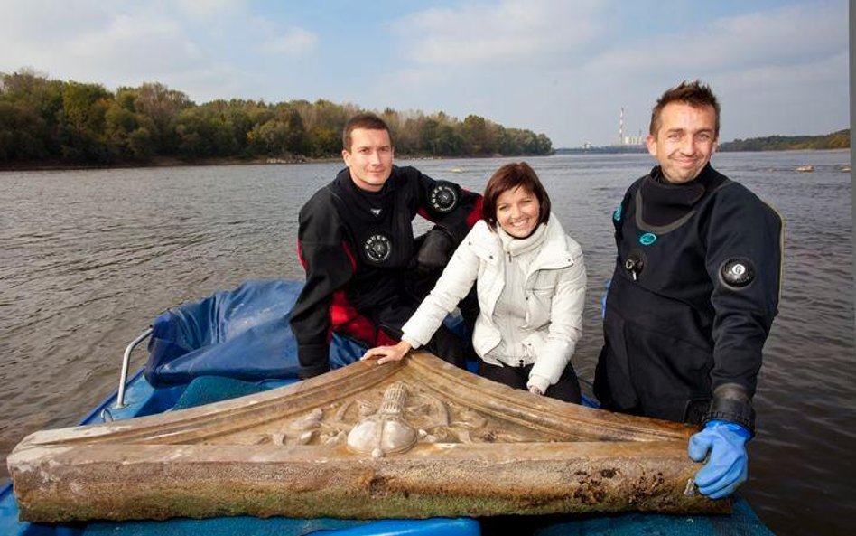 Organizatorzy badań dr Hubert Kowalski, dr Justyna Jasiewicz i Marcin Jamkowski ze znalezionym herbe