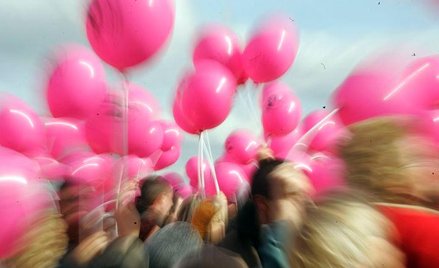 Marsz Różowej Wstążki idzie przez Warszawę