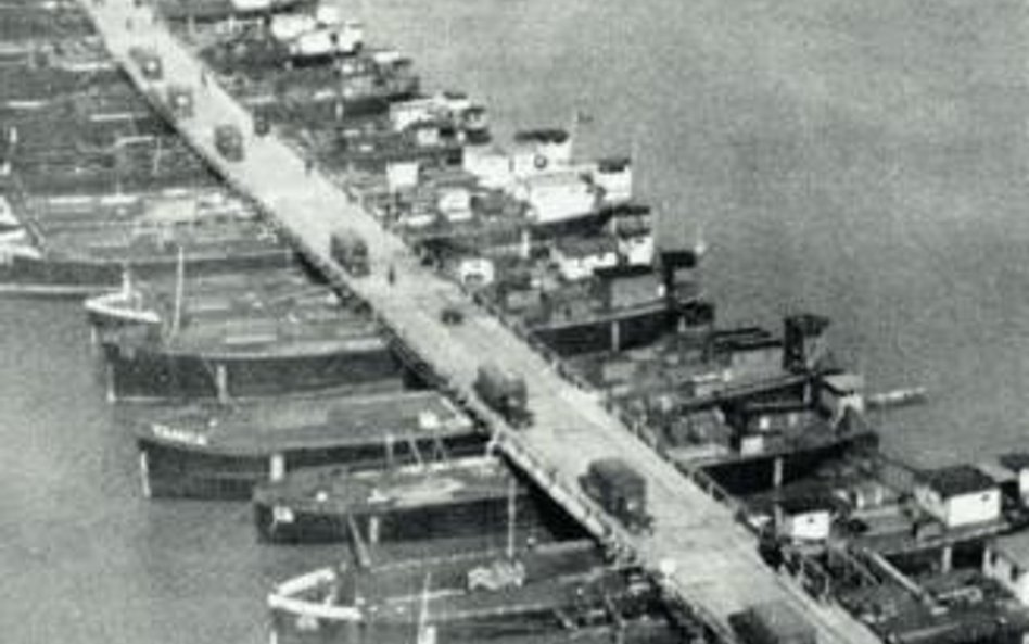 Wojska niemieckie przeprawiają się przez most pontonowy na Dunaju, kwiecień 1941 r.