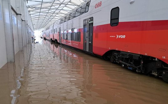 Hala odbioru pociągów Stadler w Austrii, po wrześniowych powodziach