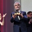 Meksykański reżyser Alfonso Cuaron ze Złotym Lwem otrzymanym na festiwalu w Wenecji za film „Roma”