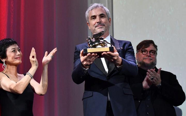 Meksykański reżyser Alfonso Cuaron ze Złotym Lwem otrzymanym na festiwalu w Wenecji za film „Roma”