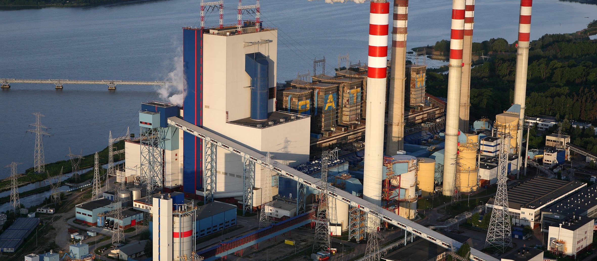 Rodzina Solorzów-Żaków chce zdjąć ZE PAK z giełdy. Strategia Cyfrowego Polsatu za miesiąc