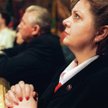 Kwiecień 2004 r. Renata Beger przed ołtarzem Matki Boskiej Częstochowskiej na Jasnej Górze. W tle kl