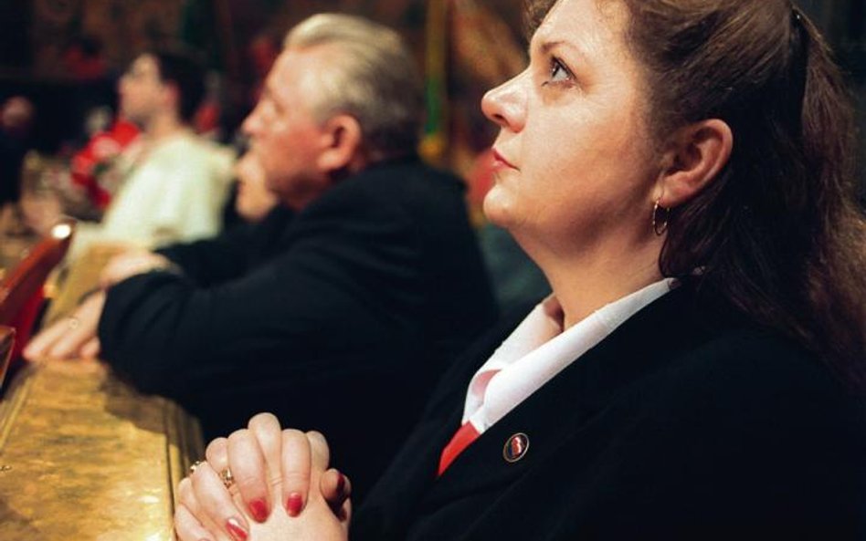 Kwiecień 2004 r. Renata Beger przed ołtarzem Matki Boskiej Częstochowskiej na Jasnej Górze. W tle kl