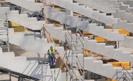 Sporne sumy spowolniły stadion