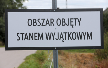 Tablica w Grzybowszczyznie, informująca o stanie wyjątkowym na obszarze przygranicznym województw po