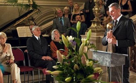 Bohaterem „Czeskiego błędu" jest szanowany profesor psychiatrii, który właśnie ma dostać medal za ni