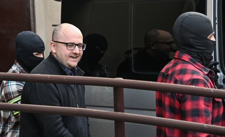 Poseł PiS Dariusz Matecki wyprowadzany z Sądu Rejonowego dla Warszawy-Mokotowa