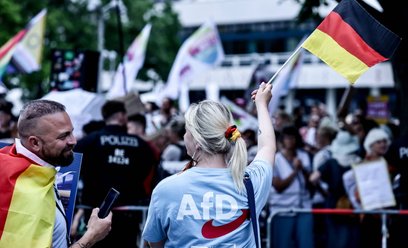 Wiec AFD pod hasłem „Uczyńmy Berlin silnym” przed Czerwonym Ratuszem w Berlinie