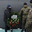 Zbigniew Komosa składa wieniec z tabliczką z kontrowersyjną insktrypcją pod pomnikiem Ofiar Tragedii