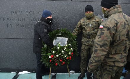 Zbigniew Komosa składa wieniec z tabliczką z kontrowersyjną insktrypcją pod pomnikiem Ofiar Tragedii