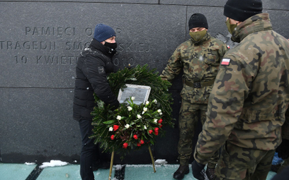 Zbigniew Komosa składa wieniec z tabliczką z kontrowersyjną insktrypcją pod pomnikiem Ofiar Tragedii