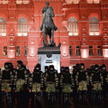 Nocna straż. Oddziały specjalne policji pod pomnikiem marszałka Żukowa w Moskwie
