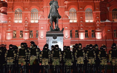 Nocna straż. Oddziały specjalne policji pod pomnikiem marszałka Żukowa w Moskwie