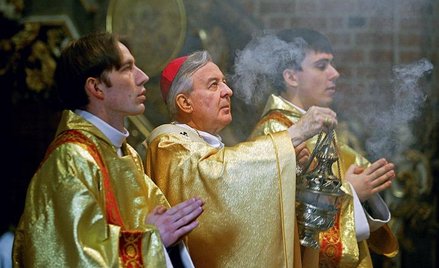 Arcybiskup Juliusz Paetz dziś nie może samodzielnie prowadzić liturgii (zdjęcie z marca 2002 r.)