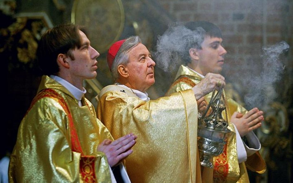 Arcybiskup Juliusz Paetz dziś nie może samodzielnie prowadzić liturgii (zdjęcie z marca 2002 r.)