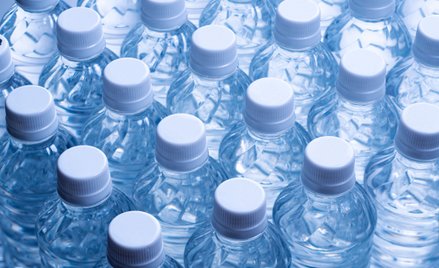 Pozew dotyczy haseł, jakie znajdują się na plastikowych butelkach i zgrzewkach