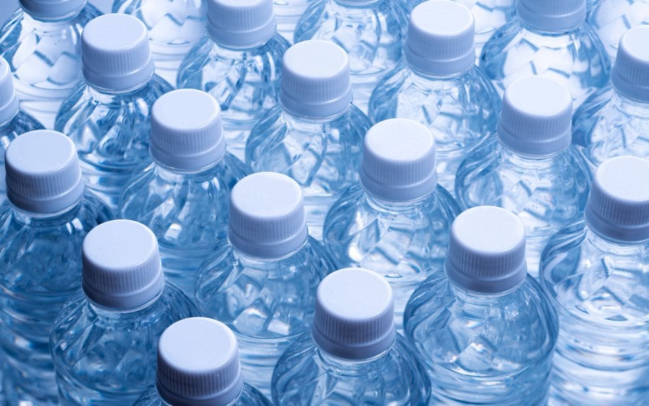 Pozew dotyczy haseł, jakie znajdują się na plastikowych butelkach i zgrzewkach