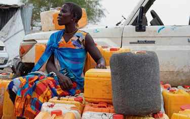 – Nawet w stolicy Sudanu Południowego, Dżubie, nie ma wody innej niż z beczki na dachu lub przyniesi
