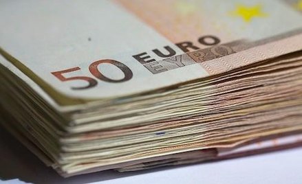 "Rzeczpospolita" ustaliła: Bruksela opóźnia miliardy dla Polski