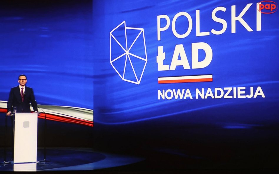 Premier Mateusz Morawiecki uczestniczy w transmitowanej prezentacji programu Prawa i Sprawiedliwości