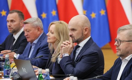 Pełnomocnik przedsiębiorców ds. deregulacji Rafał Brzoska (2P) podczas spotkania członków rządu z pr