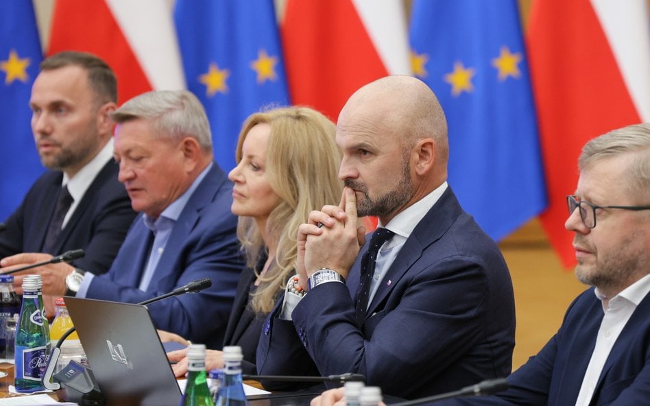 Pełnomocnik przedsiębiorców ds. deregulacji Rafał Brzoska (2P) podczas spotkania członków rządu z pr