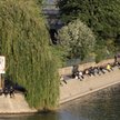 Paryż: Tłumy nad Sekwaną. Musiała interweniować policja