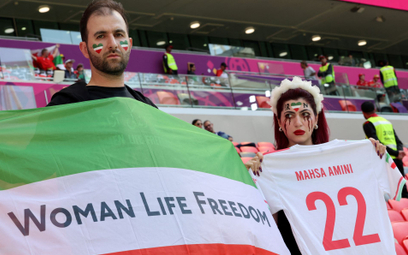 Fan Iranu z flagą z hasłem "Kobieta, Życie, Wolność"