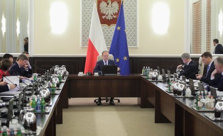 Premier Donald Tusk przed posiedzeniem rządu w KPRM w Warszawie