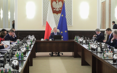 Premier Donald Tusk przed posiedzeniem rządu w KPRM w Warszawie
