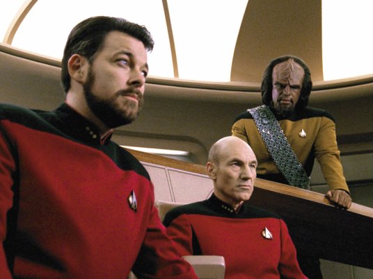 Od lewej: Jonathan Frakes jako dowódca William T. Riker, Patrick Stewart jako kapitan Jean-Luc Picar