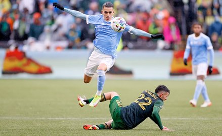 Finał ligi MLS. Jesus Medina (New York City FC) przeskakuje nad Cristhianem Paredesem z Portland Tim