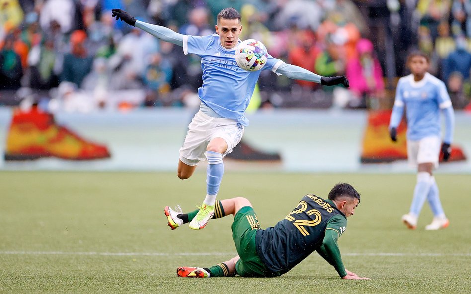 Finał ligi MLS. Jesus Medina (New York City FC) przeskakuje nad Cristhianem Paredesem z Portland Tim