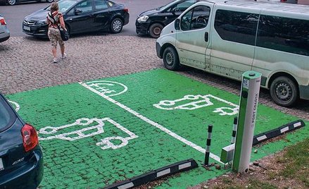 Ponad 2 tys. punktów ładowania samochodów elektrycznych ma przybyć w 2021 roku. W roku 2022 ma ich b