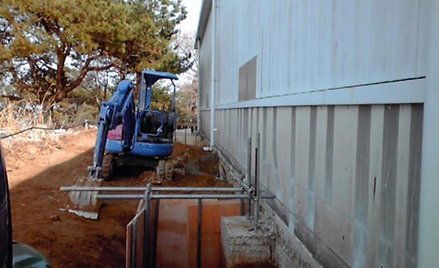 Zdjęcie pokazuje dziurę w ziemi, w której zginął jeden z robotników podczas na jednej z plantacji TE