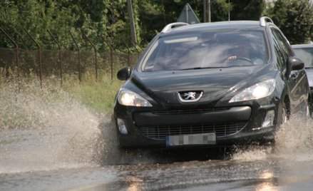 Jeśli kierowca widzi, że w danym miejscu woda jest głęboka, i może ją ominąć, a mimo to do wody wjeż