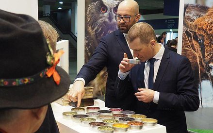 Posłowie Jakub Rutnicki i Ireneusz Raś próbowali rozpoznać po zapachu polskie zioła