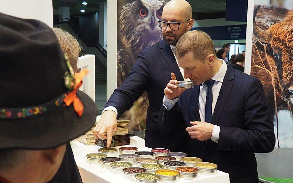 Posłowie Jakub Rutnicki i Ireneusz Raś próbowali rozpoznać po zapachu polskie zioła