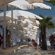 Wynajmowanie leżaków na plaży wiąże się z koniecznością zamawiania jedzenia