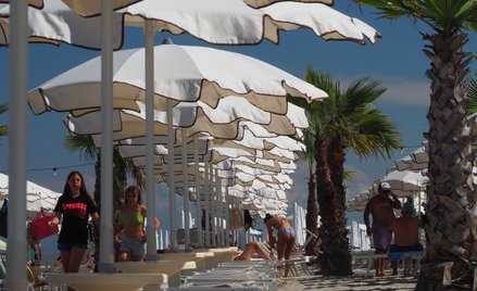 Wynajmowanie leżaków na plaży wiąże się z koniecznością zamawiania jedzenia