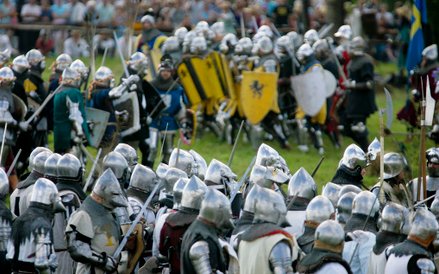 Inscenizacje bitwy przyciągają coraz więcej uczestników i widzów.